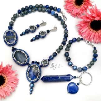 Vízöntő ékszerei, nemesacél hematit & lápisz lazuli ékszer szett, 4 részes, nyaklánc, fülbevaló, karkötő és kulcstartó